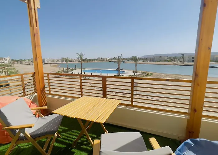 Ollystays Lagoon & Pool Views, Shedwan 1br, Near Abu Tig ! Daire